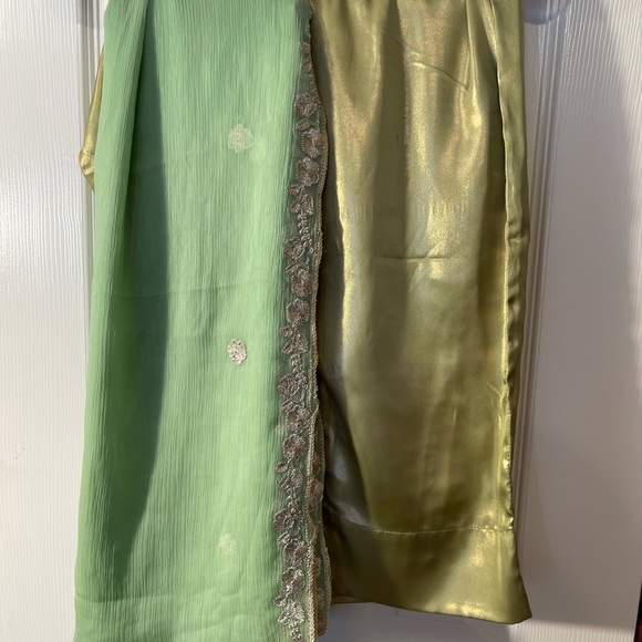 Selling this beautiful party wedding or eid wear - Picture 7 of 7